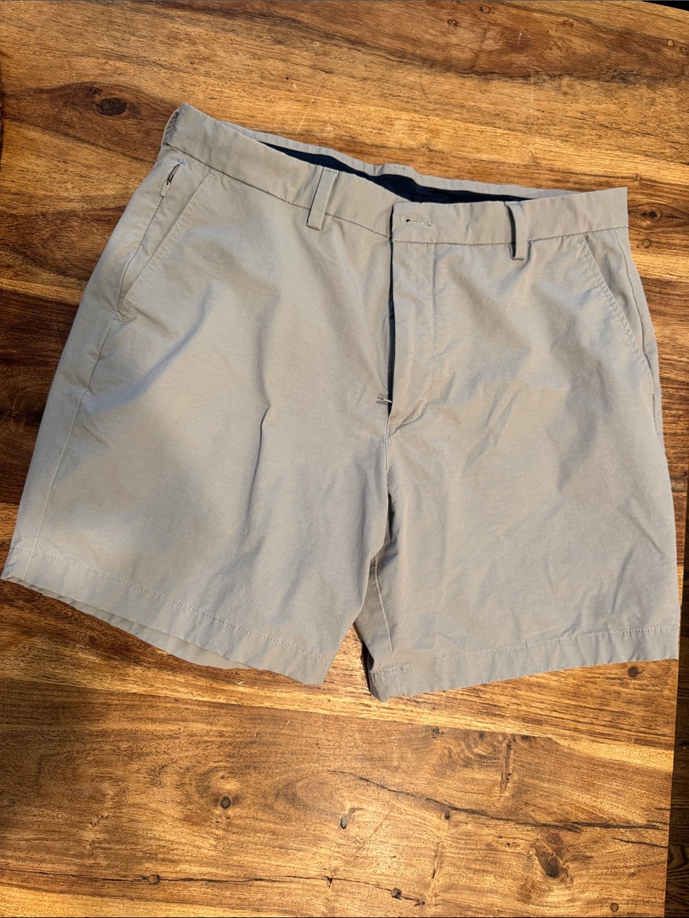 Vineyard Vines performance on the go men’s shorts – light gray – 7 inch
